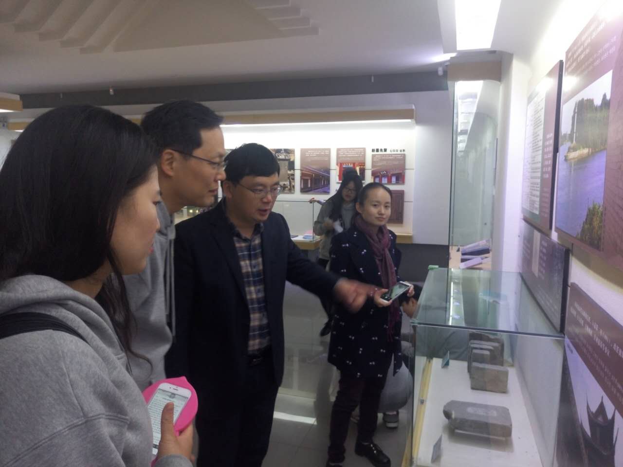 “在华寻找新罗之韵味”中韩青年文化交流团至崔致远纪念馆参观交流1.JPG