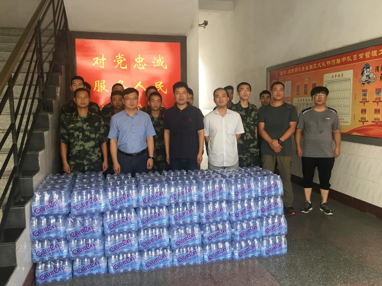 2018.07.27炎炎夏日送清凉，唐子城慰问消防战士.png
