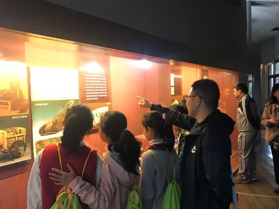 重阳节登高望远，小作家们把作文沙龙搬到了唐城遗址博物馆2.png