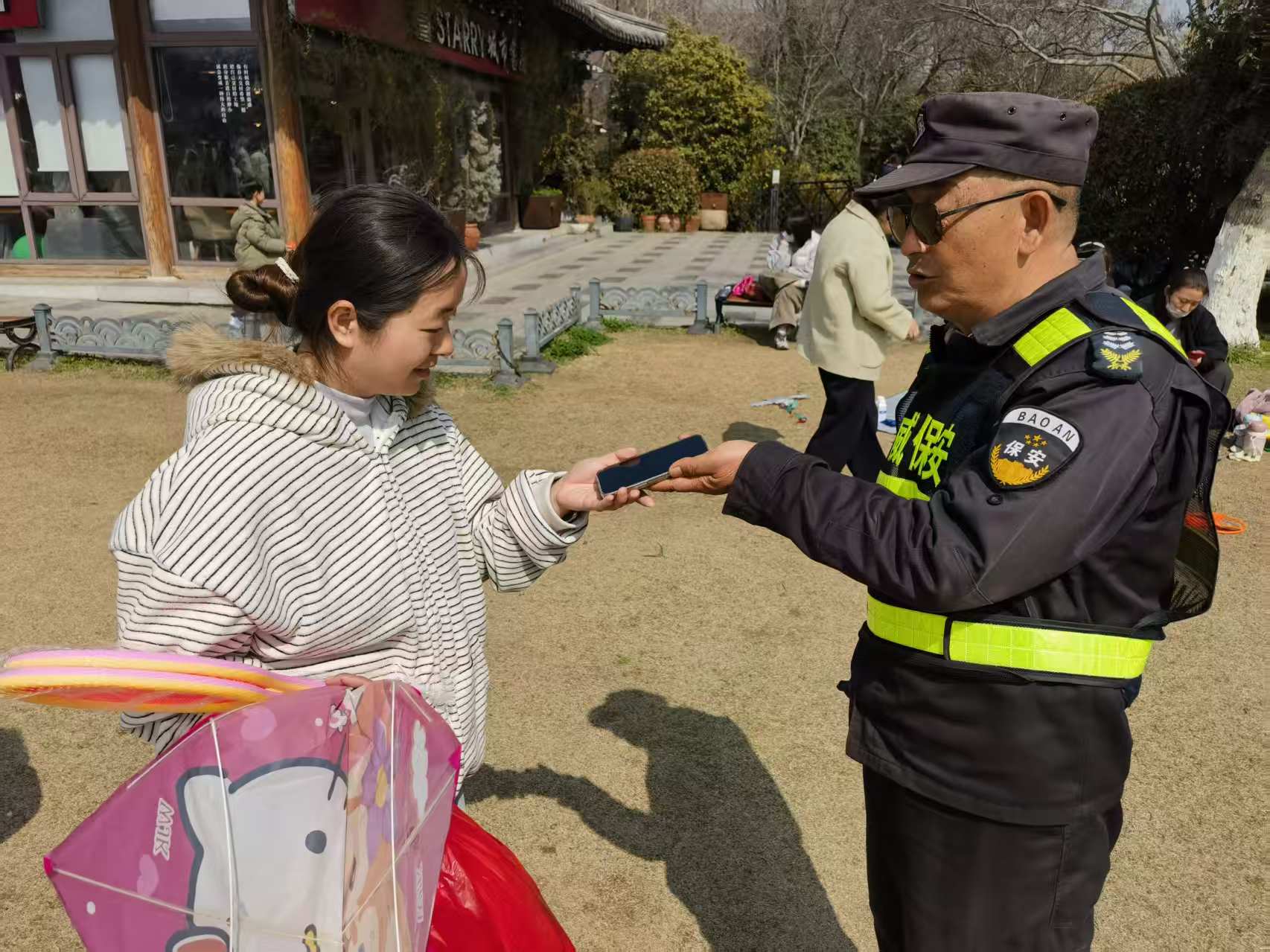 美化风筝广场环境 优化旺季服务保障 照片14.jpg