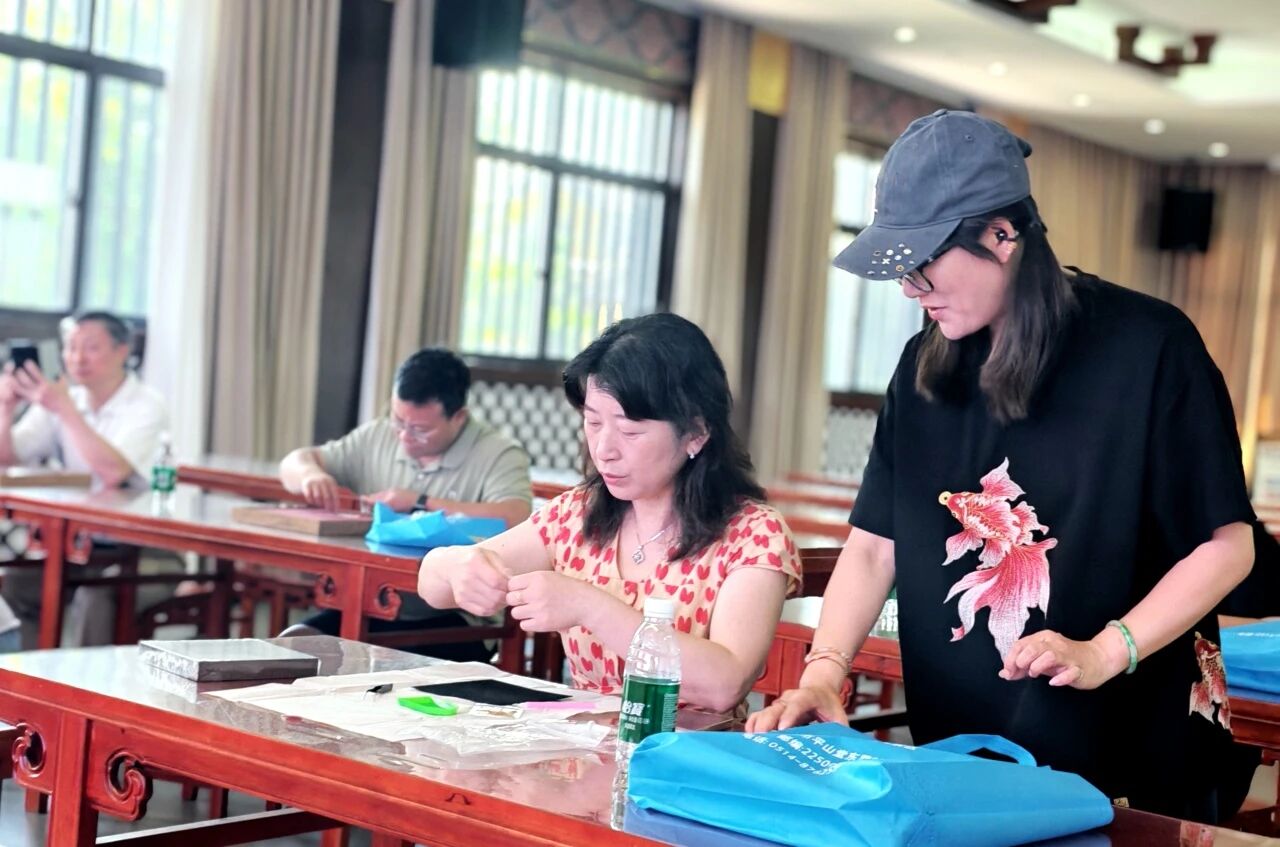 1784084062948659.jpg 2026.7.13唐城寻文脉 实干践同心——扬州市新华中学民进、民盟支部走进唐子城景区4.jpg